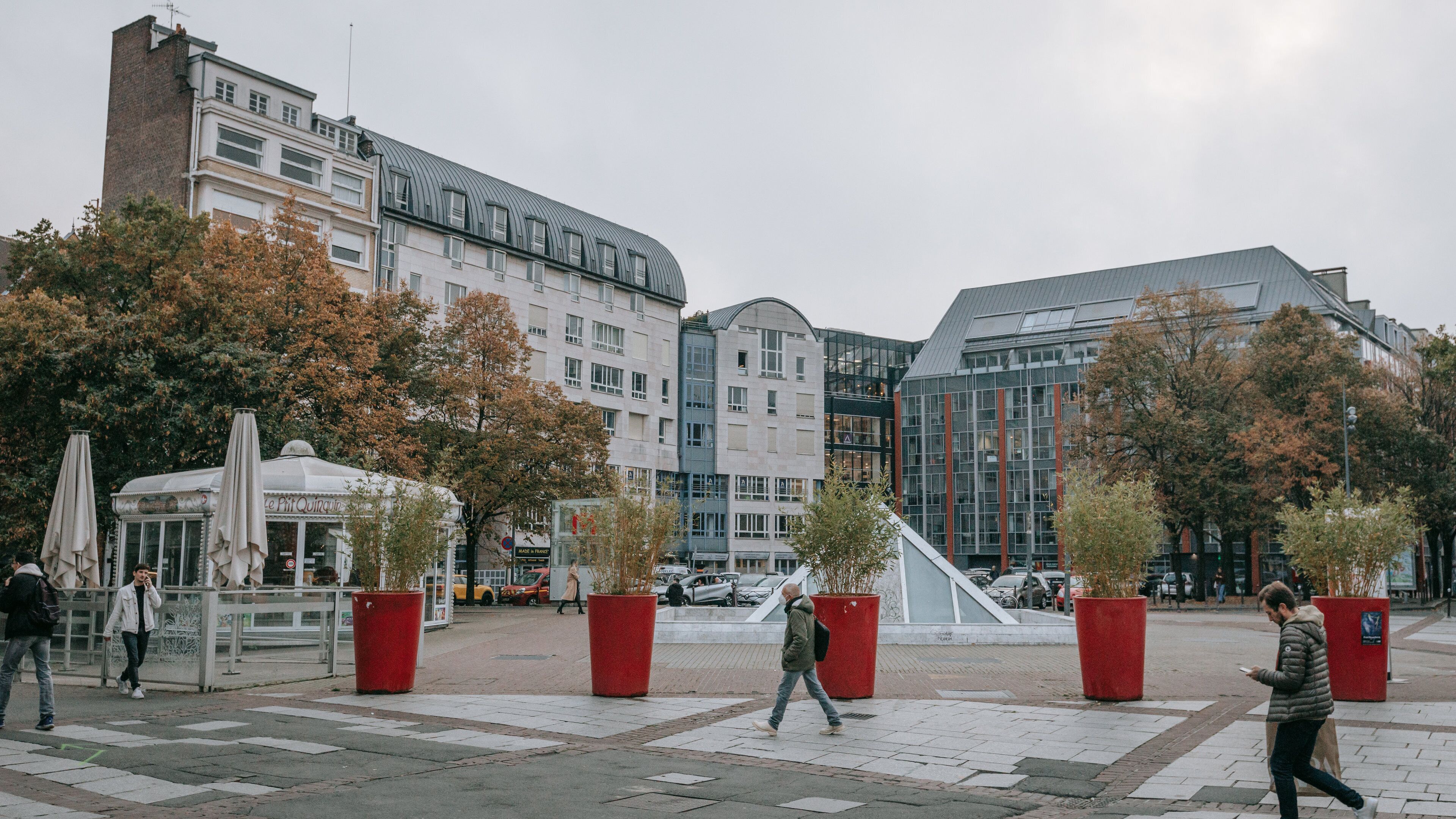 Rihour Square showing street scenes and a city