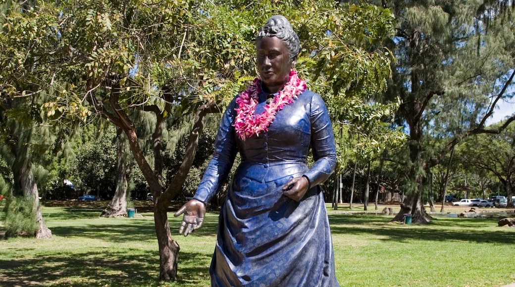 Kapiolani Park which includes a park, a monument and a statue or sculpture