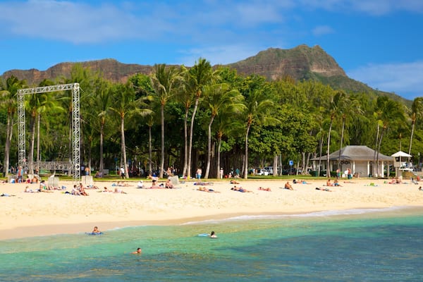 Parque Kapiolani ofreciendo una playa de arena, escenas tropicales y un parque