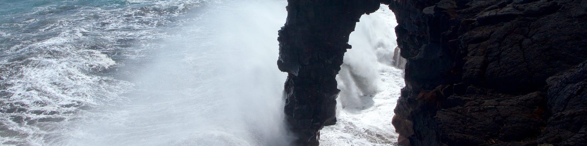 Hawaii Volcanoes National Park mettant en vedette cÎte escarpée