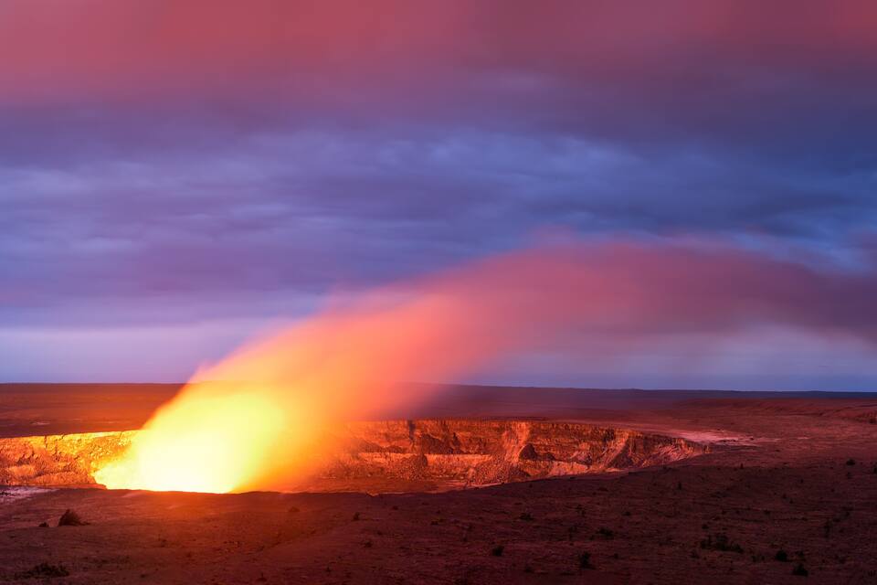 Un paisaje volcánico con un flujo de lava.
