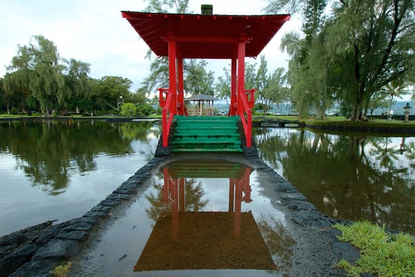 Liliuokalani Park and Gardens qui includes pont, mare et parc