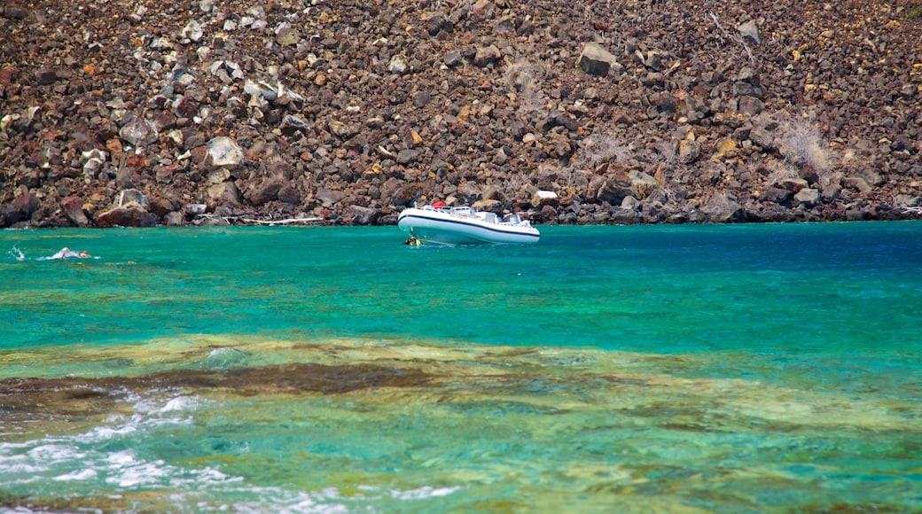 Monumento al Capitán Cook que incluye costa rocosa y paseos en lancha