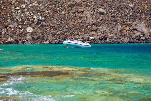 Captain Cook Monument welches beinhaltet Bootfahren und schroffe Küste