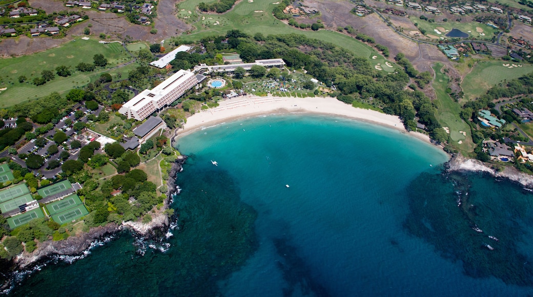 Luftaufnahme von Mauna Kea Beach an der Westküste von Big Island, Hawaii, USA.