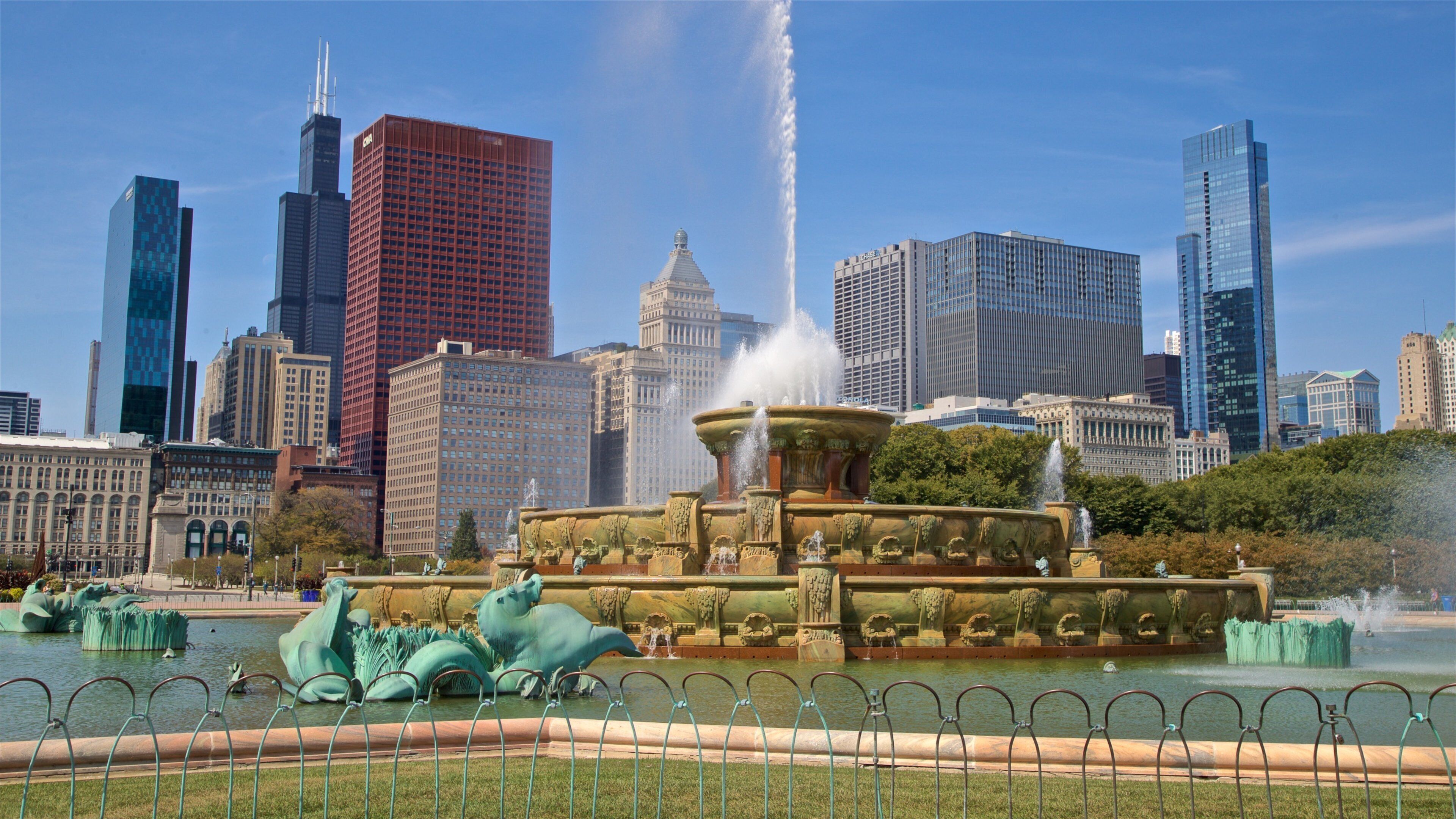 Buckingham Fountain showing a skyscraper, a city and a fountain