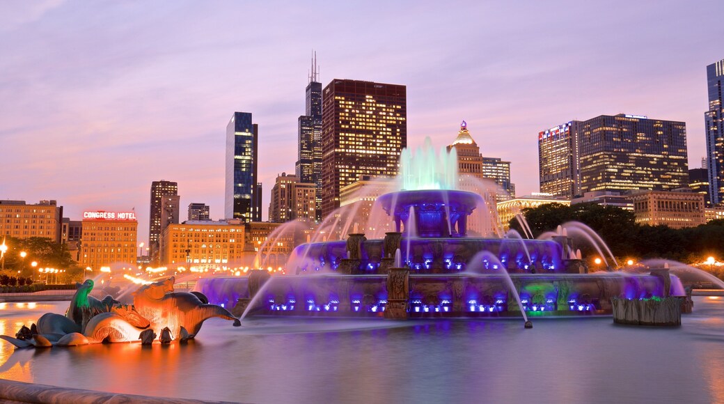 Buckingham Fountain featuring landscape views, a skyscraper and a fountain