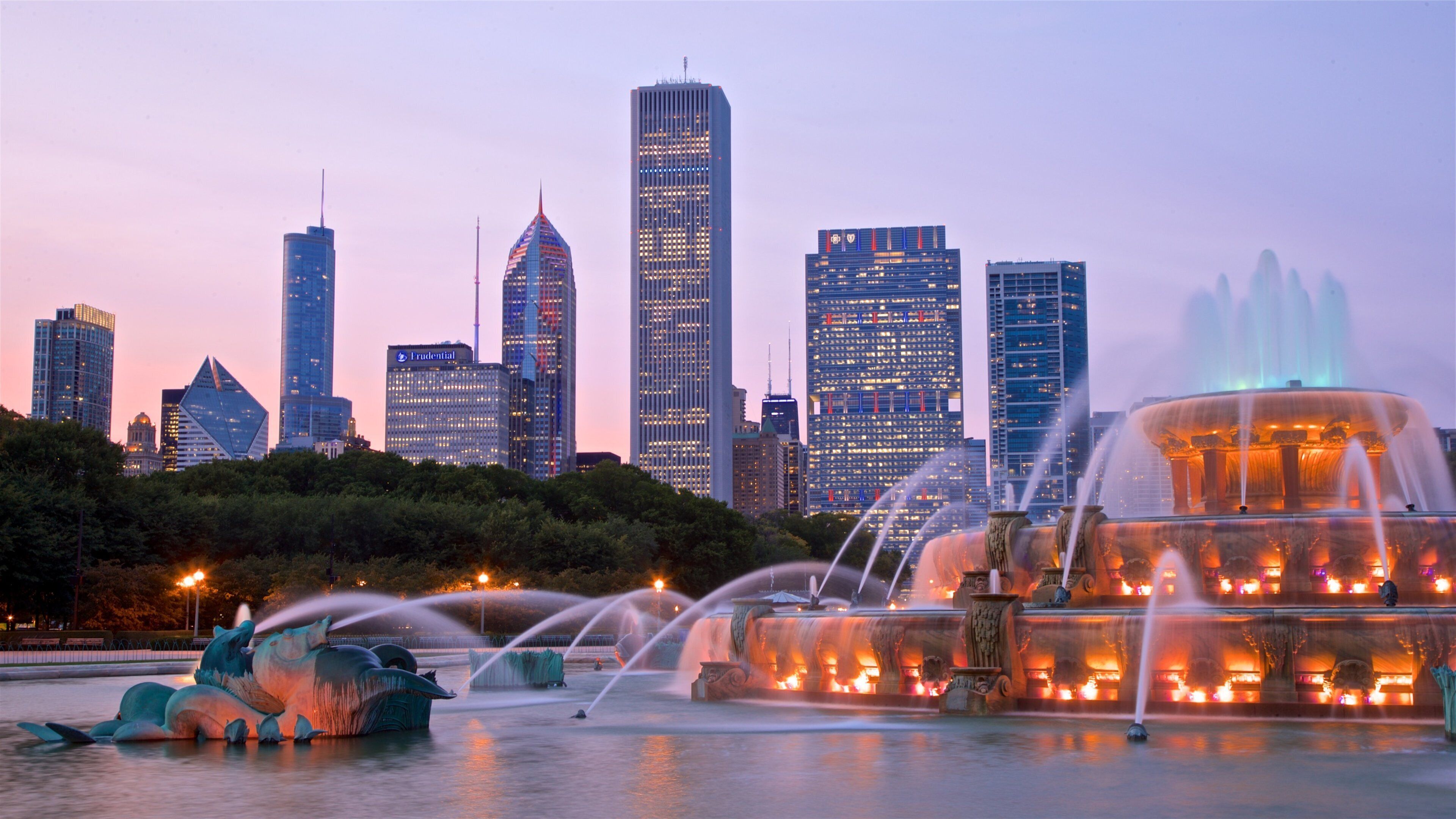 Buckingham Fountain featuring landscape views, a fountain and a city