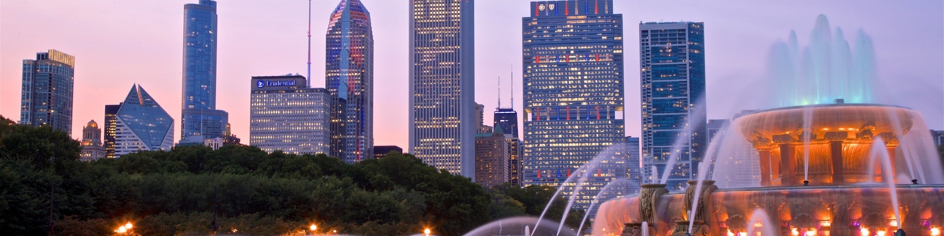 Buckingham Fountain caracterizando uma fonte, um edifĂcio e um pĂŽr do sol