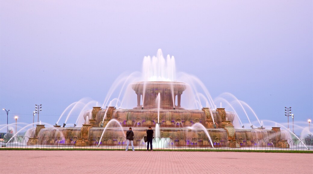 Buckingham Fountain showing a fountain as well as a couple