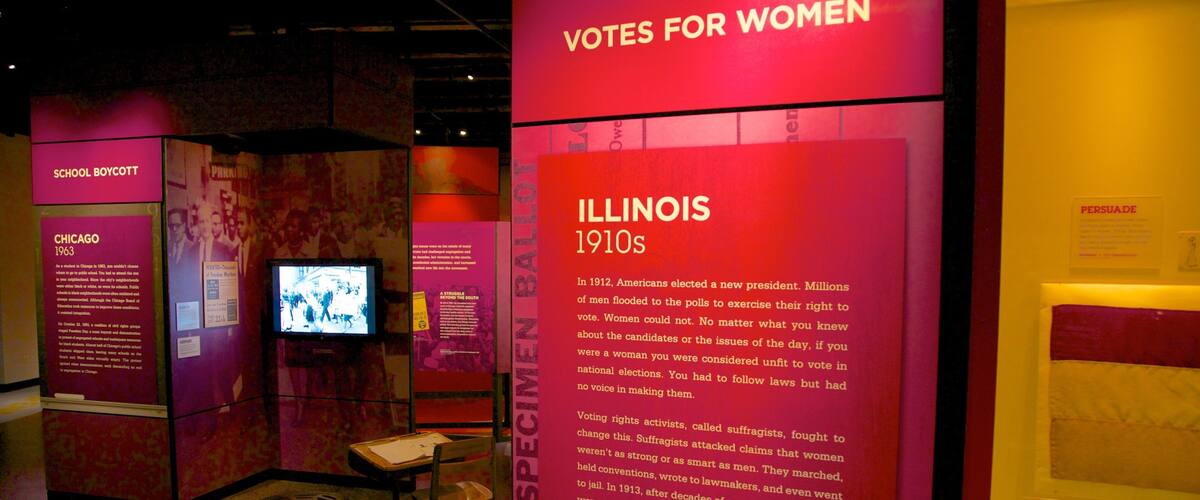 Chicago History Museum mostrando señalización y vistas interiores
