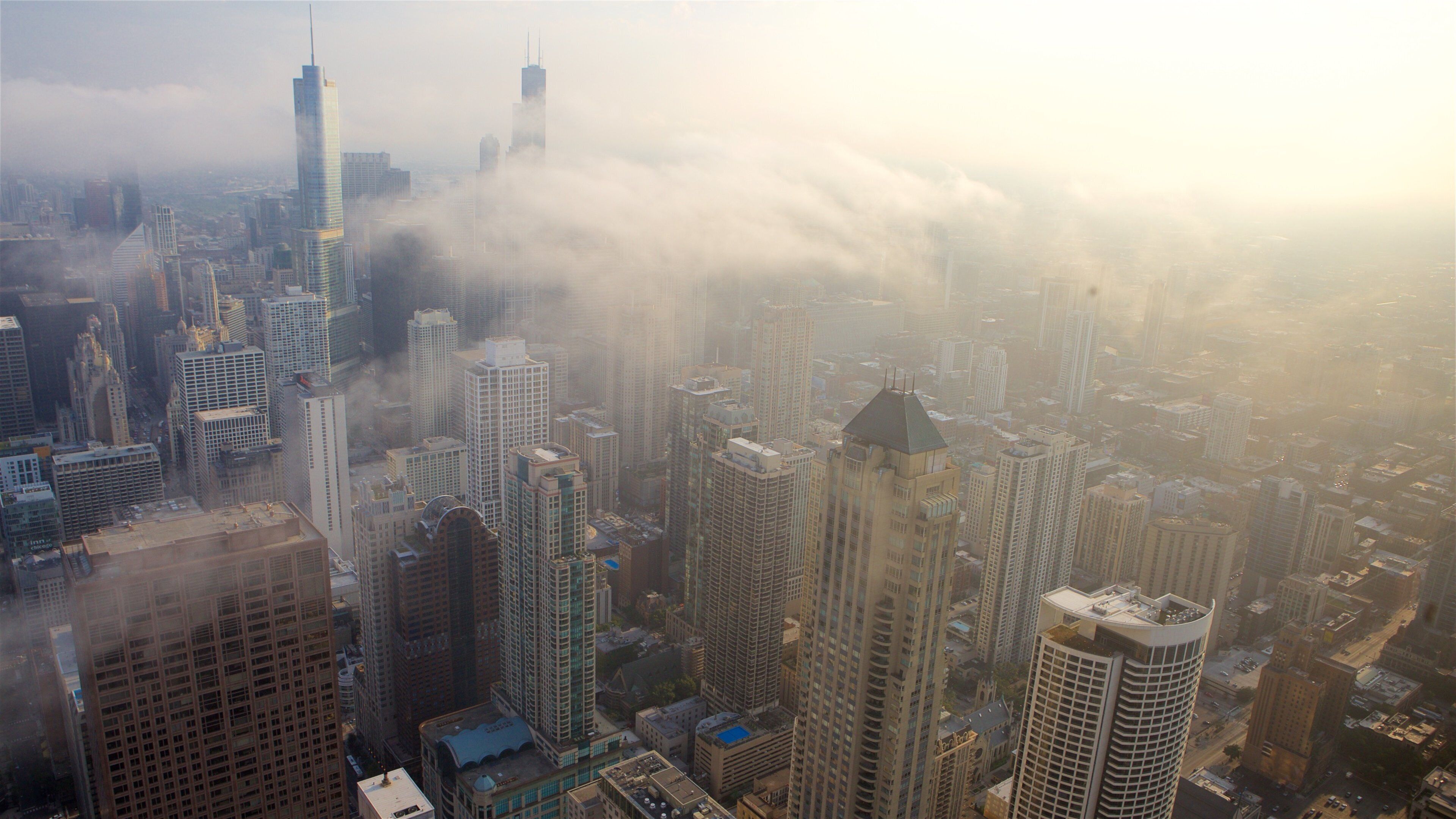 Willis Tower caracterizando distrito comercial central, uma cidade e neblina