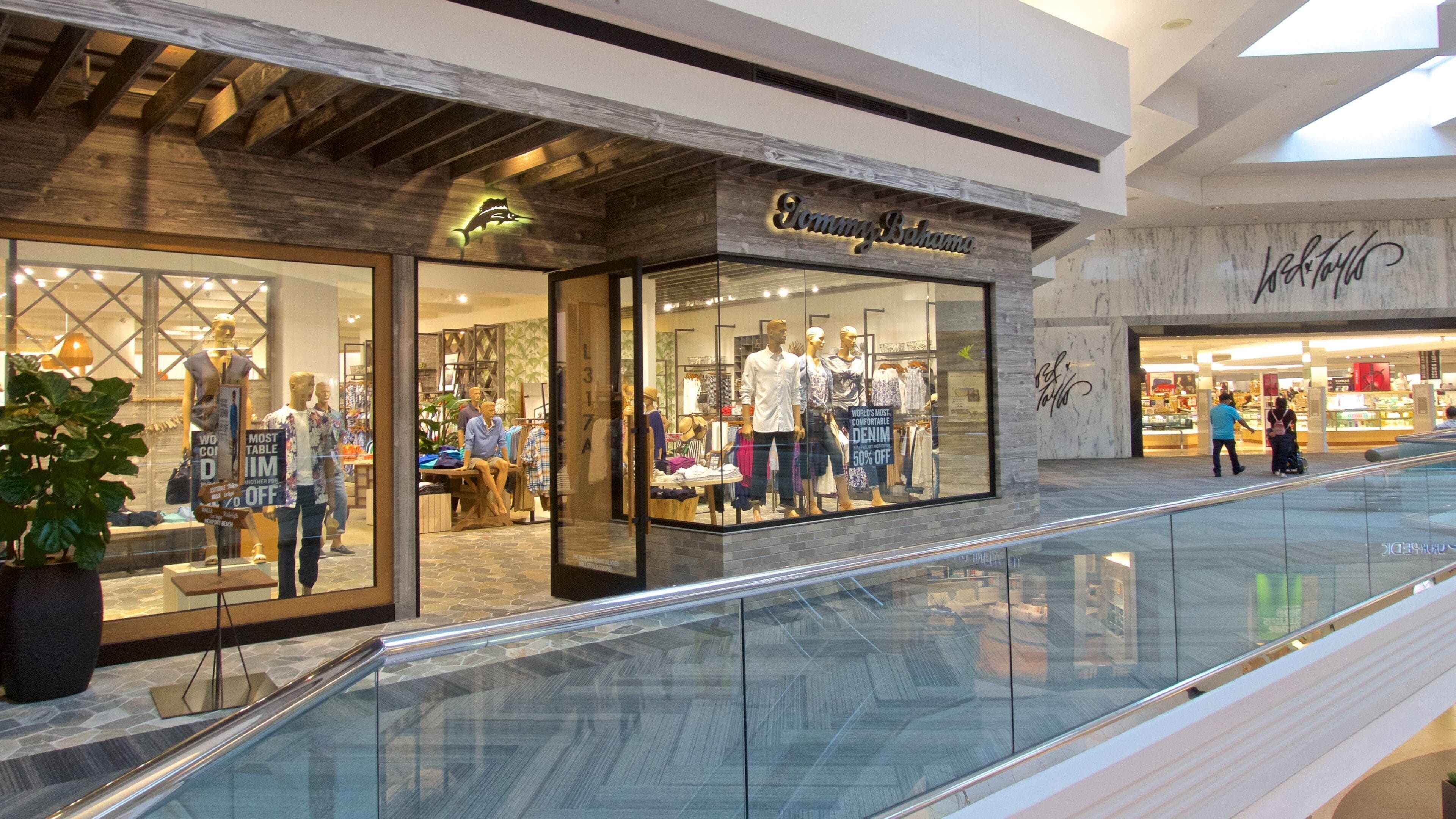 Woodfield Mall featuring shopping and interior views