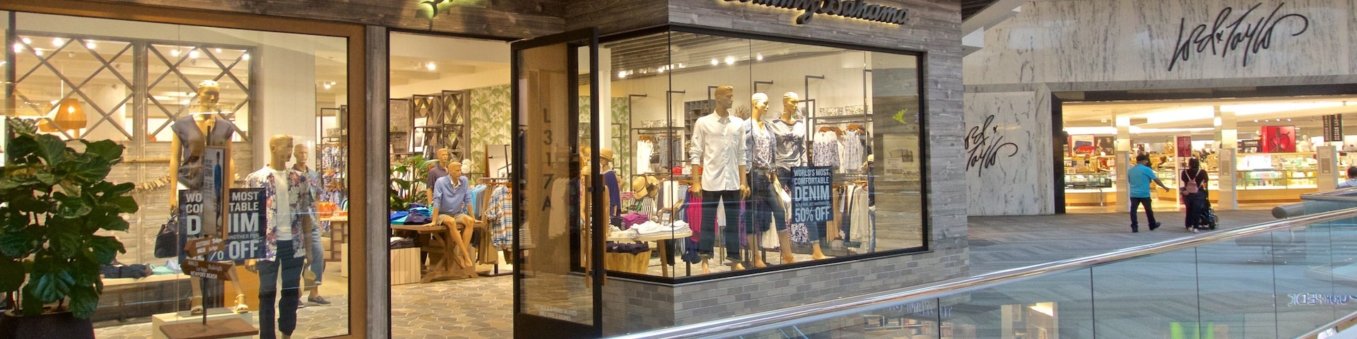 Woodfield Mall mostrando compras e vistas internas