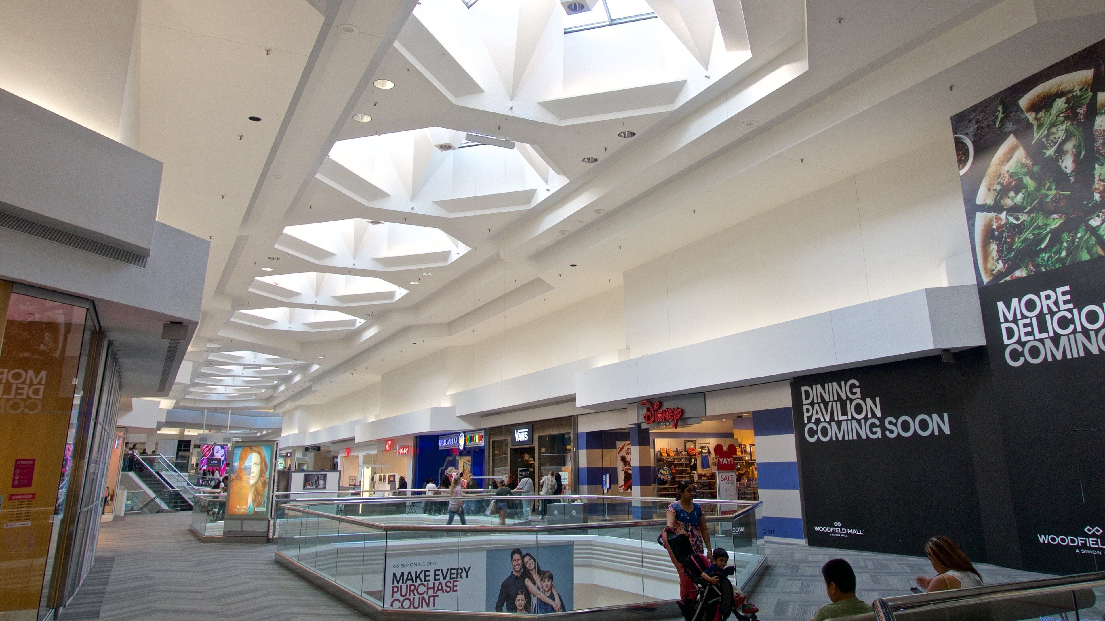Woodfield Mall que incluye vistas interiores y compras