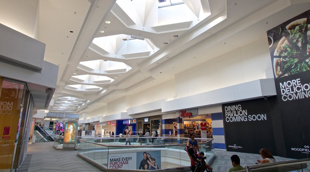 Woodfield Mall que incluye vistas interiores y compras