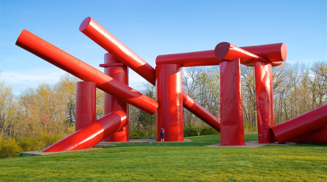 ローメイヤー彫刻公園 表示 屋外アート と 公園 及び 女性 (個人)