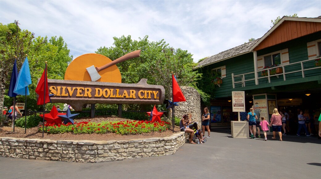Silver Dollar City mettant en vedette fleurs et signalisation aussi bien que petit groupe de personnes