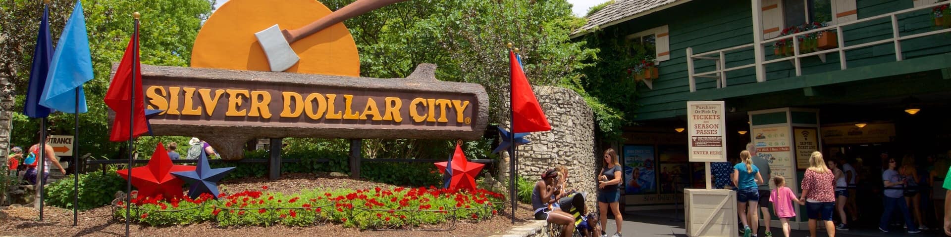 Silver Dollar City caratteristiche di fiori e segnaletica cosi come un piccolo gruppo di persone