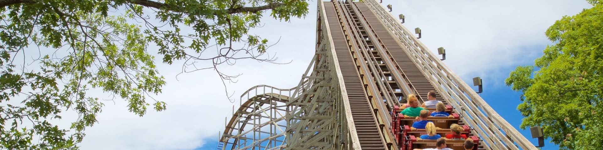 Silver Dollar City mettant en vedette balades aussi bien que petit groupe de personnes