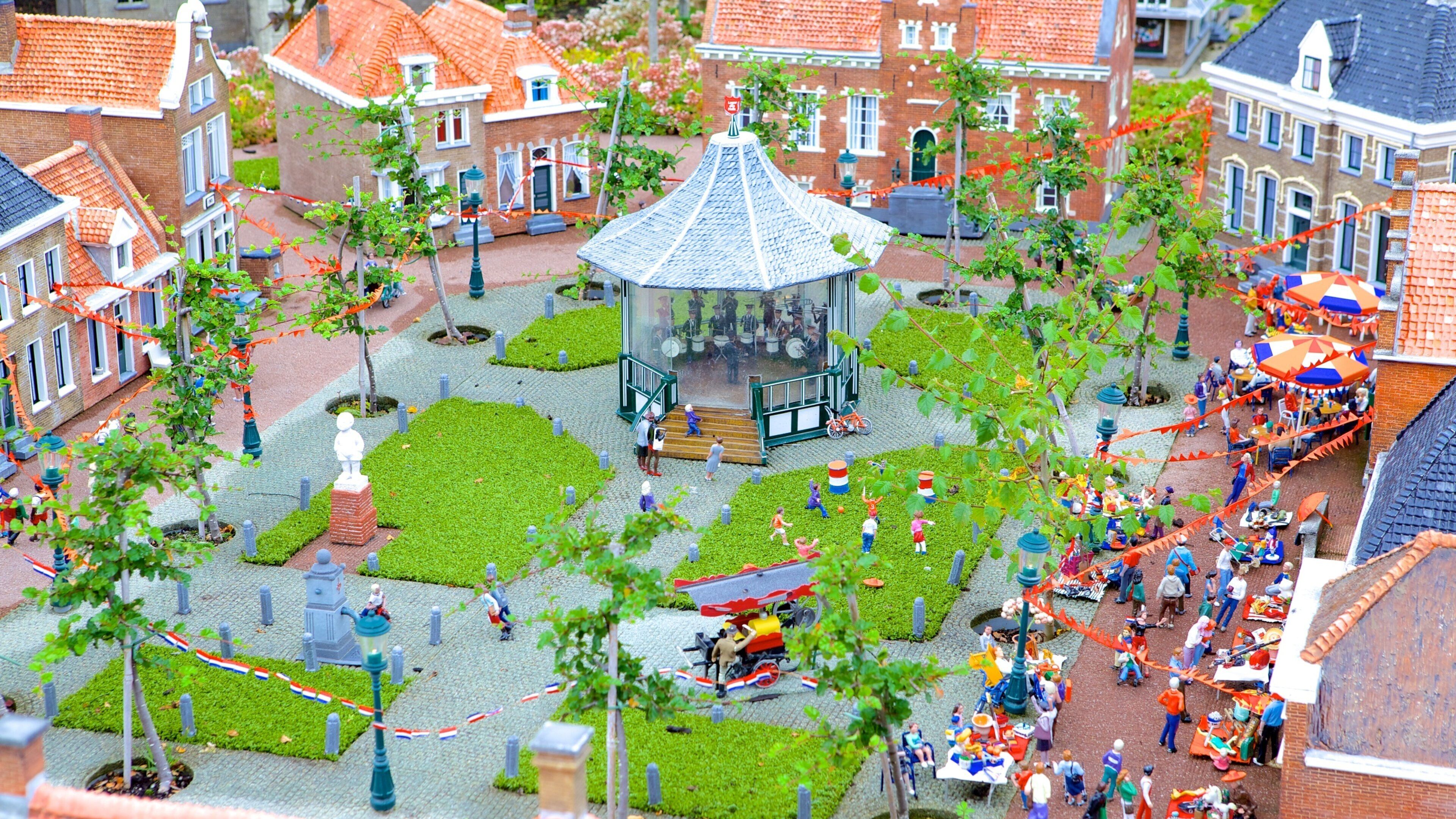 Madurodam which includes rides