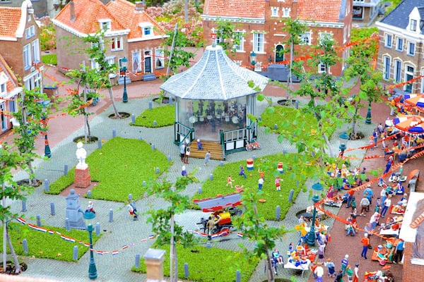 Madurodam welches beinhaltet Fahrten