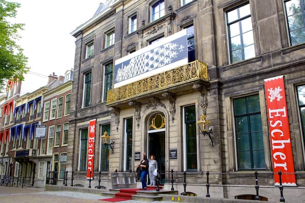 Un bâtiment historique orné de décorations et de bannières.