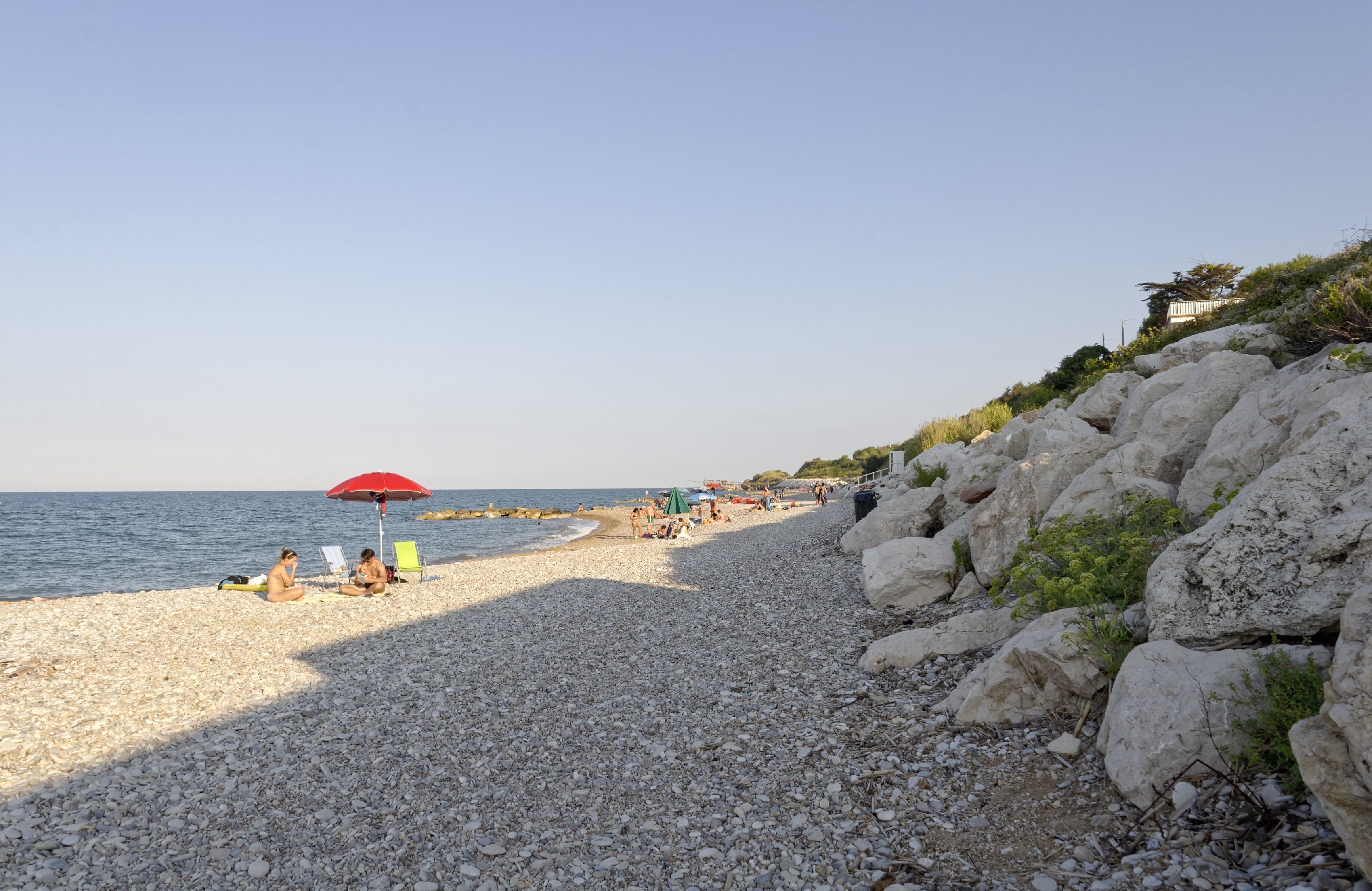 Beaches of Rocca San Giovanni 2015 Dieses Foto entstand in Zusammenarbeit mit Stadtbesichtigungen.de Die Seiten Stadtbesichtigungen.de, der dazugehörige Reise Blog sowie die Facebookseite: Stadtbesichtigungen Rom dürfen dieses Bild für Ihre Veröffentlichungen ohne den Hinweis auf Wikipedia, Commons bzw der Lizenz verwenden. Die Verantwortlichen habe von mir (Ra Boe) die Originaldaten zur freien Verfügung übermittelt bekommen.