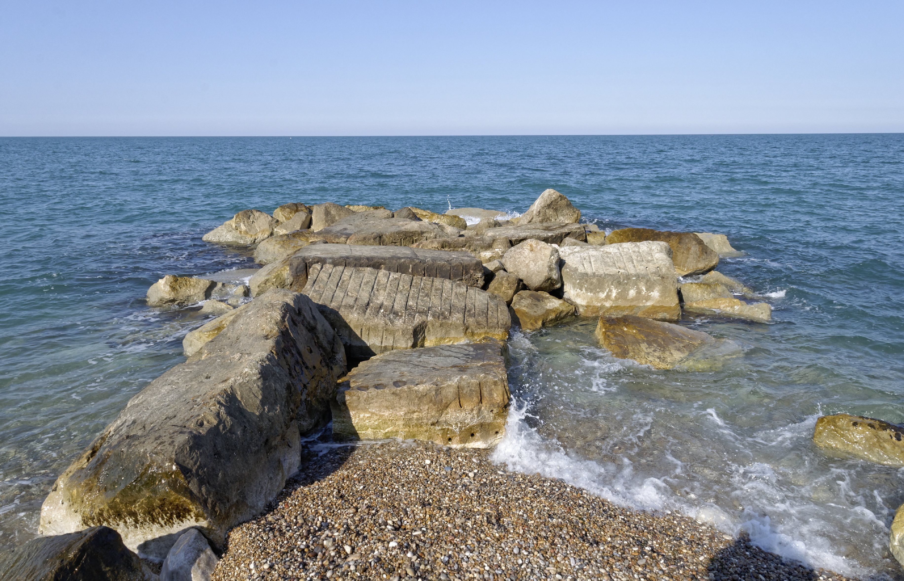 Beaches of Rocca San Giovanni 2015 Dieses Foto entstand in Zusammenarbeit mit Stadtbesichtigungen.de Die Seiten Stadtbesichtigungen.de, der dazugehörige Reise Blog sowie die Facebookseite: Stadtbesichtigungen Rom dürfen dieses Bild für Ihre Veröffentlichungen ohne den Hinweis auf Wikipedia, Commons bzw der Lizenz verwenden. Die Verantwortlichen habe von mir (Ra Boe) die Originaldaten zur freien Verfügung übermittelt bekommen.