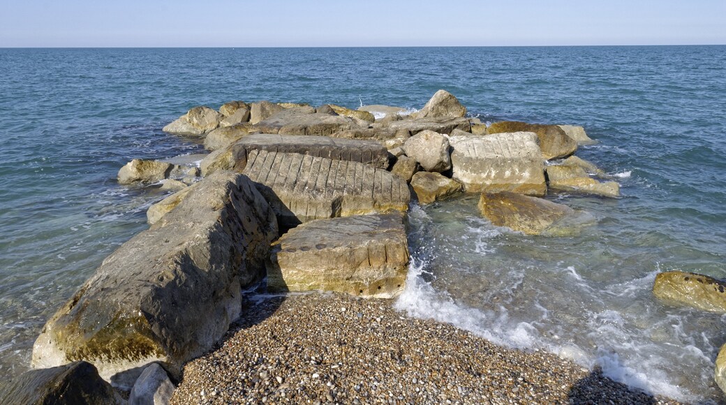 Beaches of Rocca San Giovanni 2015 Dieses Foto entstand in Zusammenarbeit mit Stadtbesichtigungen.de Die Seiten Stadtbesichtigungen.de, der dazugehörige Reise Blog sowie die Facebookseite: Stadtbesichtigungen Rom dürfen dieses Bild für Ihre Veröffentlichungen ohne den Hinweis auf Wikipedia, Commons bzw der Lizenz verwenden. Die Verantwortlichen habe von mir (Ra Boe) die Originaldaten zur freien Verfügung übermittelt bekommen.