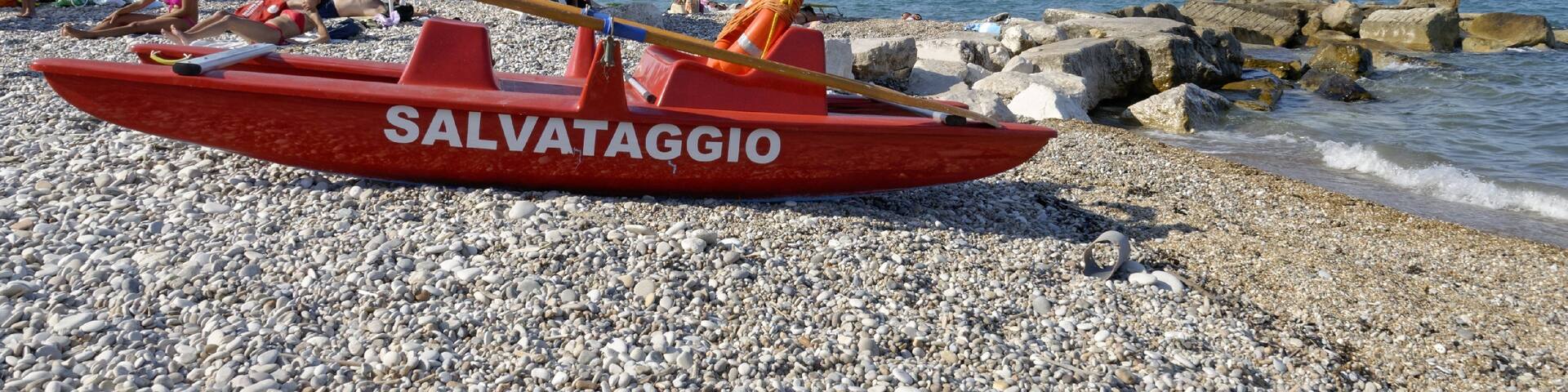 Beaches of Rocca San Giovanni 2015 Dieses Foto entstand in Zusammenarbeit mit Stadtbesichtigungen.de Die Seiten Stadtbesichtigungen.de, der dazugehörige Reise Blog sowie die Facebookseite: Stadtbesichtigungen Rom dürfen dieses Bild für Ihre Veröffentlichungen ohne den Hinweis auf Wikipedia, Commons bzw der Lizenz verwenden. Die Verantwortlichen habe von mir (Ra Boe) die Originaldaten zur freien Verfügung übermittelt bekommen.