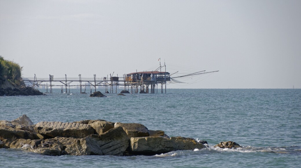 Beaches of Rocca San Giovanni 2015 Dieses Foto entstand in Zusammenarbeit mit Stadtbesichtigungen.de Die Seiten Stadtbesichtigungen.de, der dazugehörige Reise Blog sowie die Facebookseite: Stadtbesichtigungen Rom dürfen dieses Bild für Ihre Veröffentlichungen ohne den Hinweis auf Wikipedia, Commons bzw der Lizenz verwenden. Die Verantwortlichen habe von mir (Ra Boe) die Originaldaten zur freien Verfügung übermittelt bekommen.
