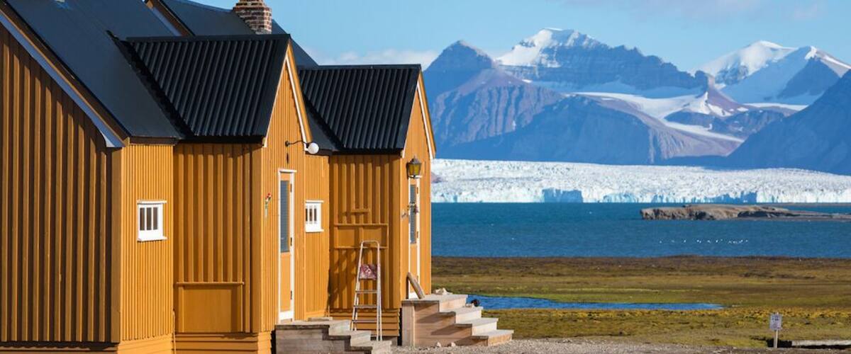 Ny Ålesund in the Kongsfjord (Kings Bay) is the world’s northernmost research settlement.