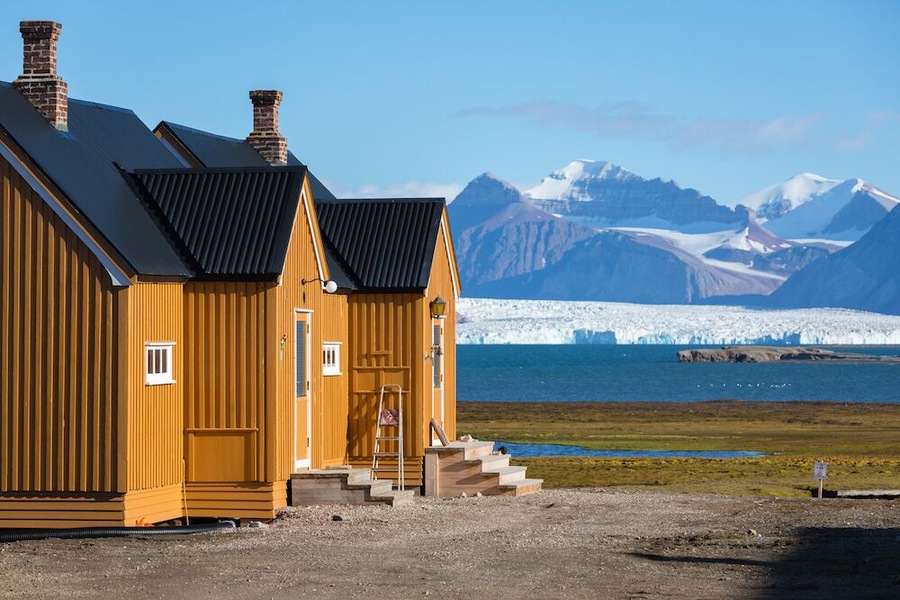 Ny Ålesund in the Kongsfjord (Kings Bay) is the world’s northernmost research settlement.