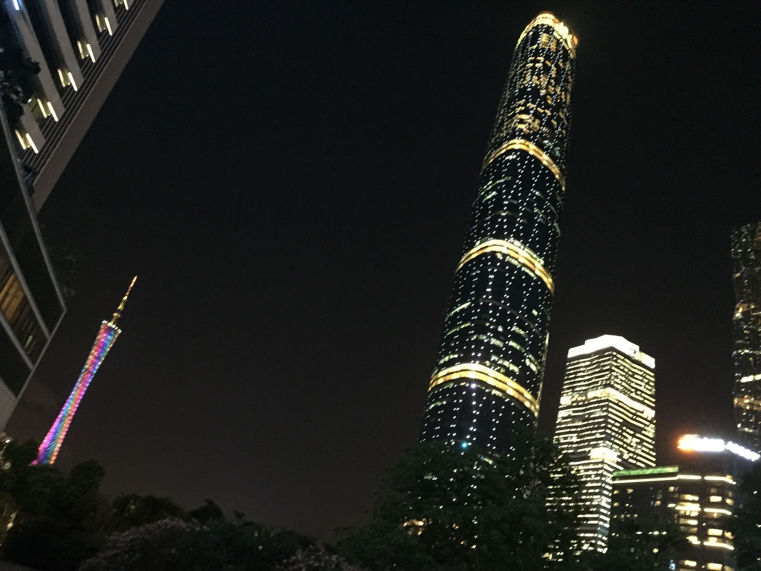 "Skinny waist sister" and "bucket waist brother" 「小蠻腰和水桶哥」 