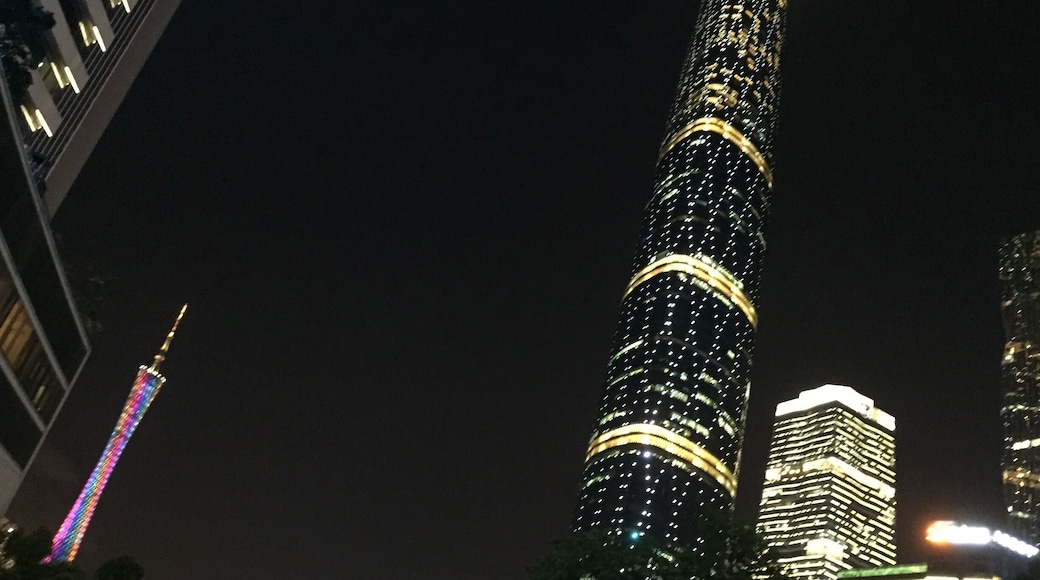 "Skinny waist sister" and "bucket waist brother" 「小蠻腰和水桶哥」