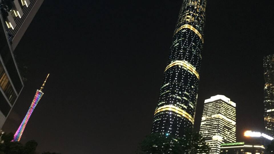 "Skinny waist sister" and "bucket waist brother" 「小蠻腰和水桶哥」