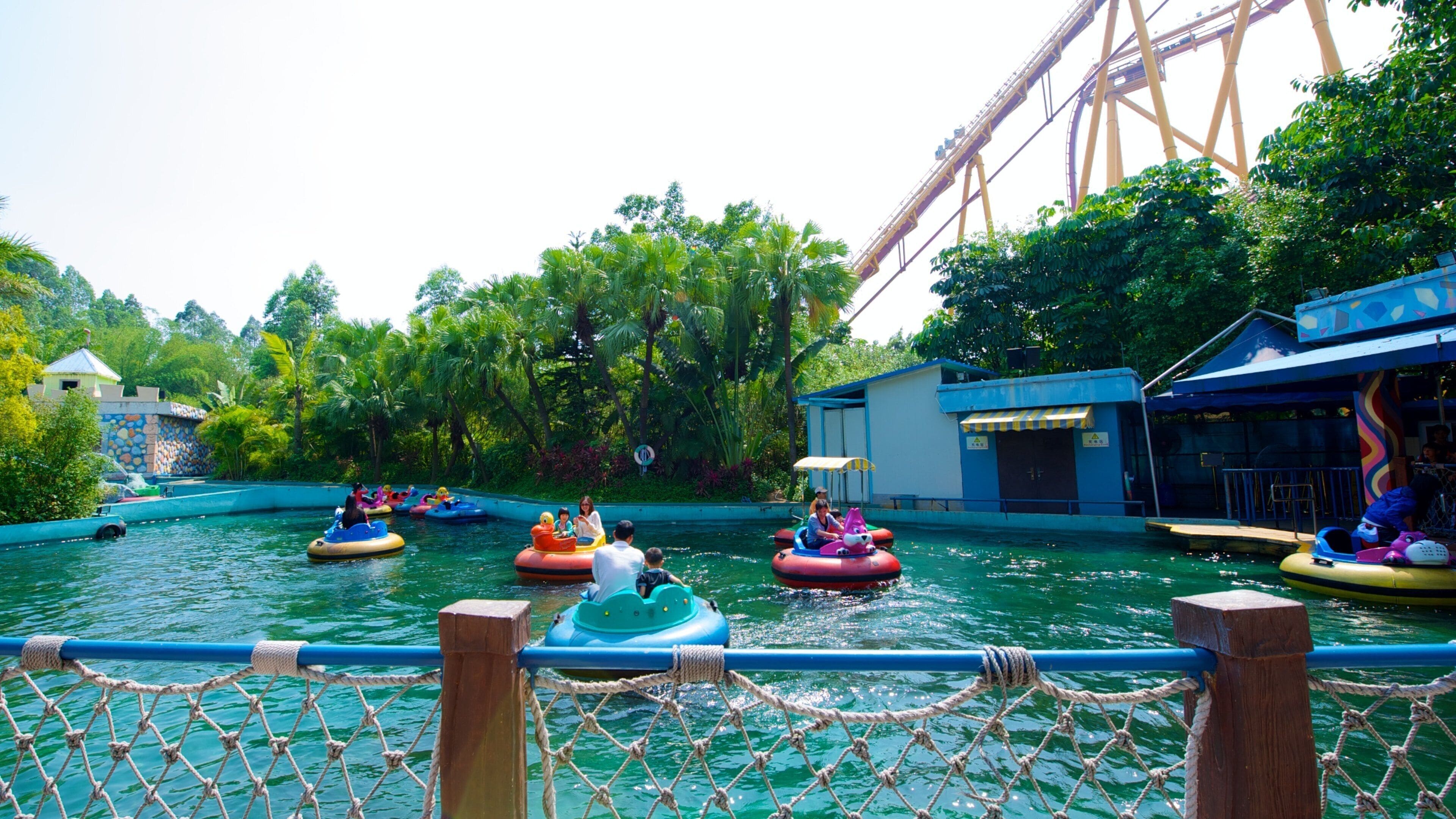 Panyu which includes boating and a waterpark