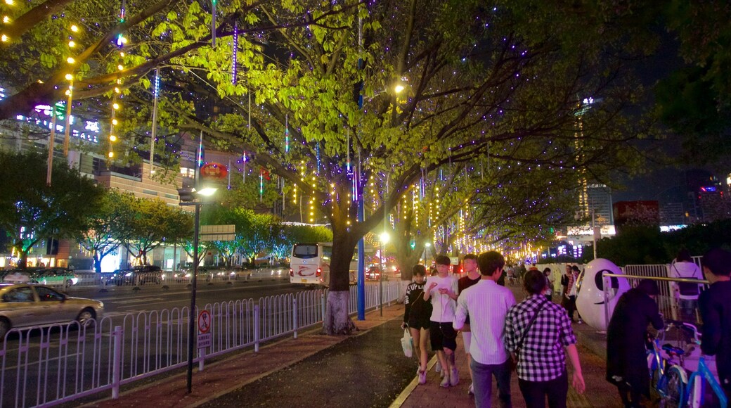 Tianhe ofreciendo escenas nocturnas y una ciudad y también un pequeño grupo de personas
