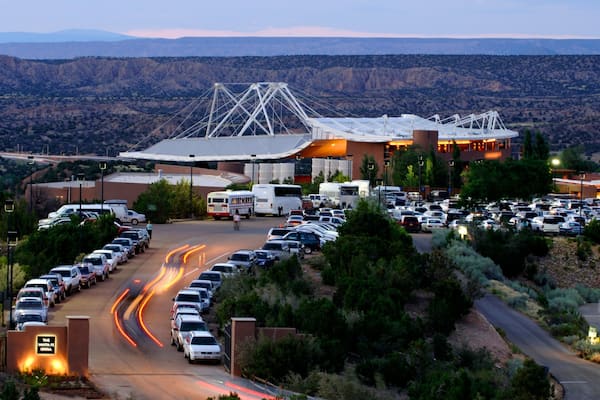 Santa Fe Opera som inkluderar en stad
