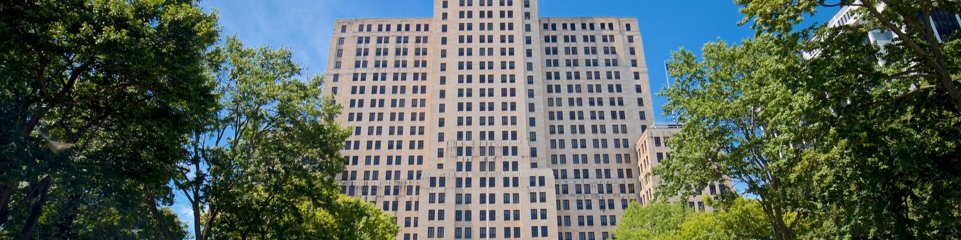 Alfred E. Smith State Office Building ofreciendo arquitectura moderna y un parque