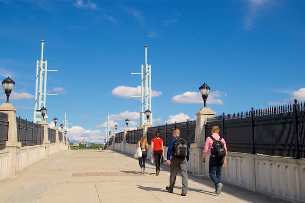 Hudson River Way mit einem Brücke sowie kleine Menschengruppe