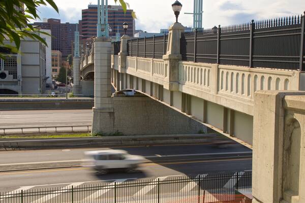 Hudson River Way qui includes pont et ville