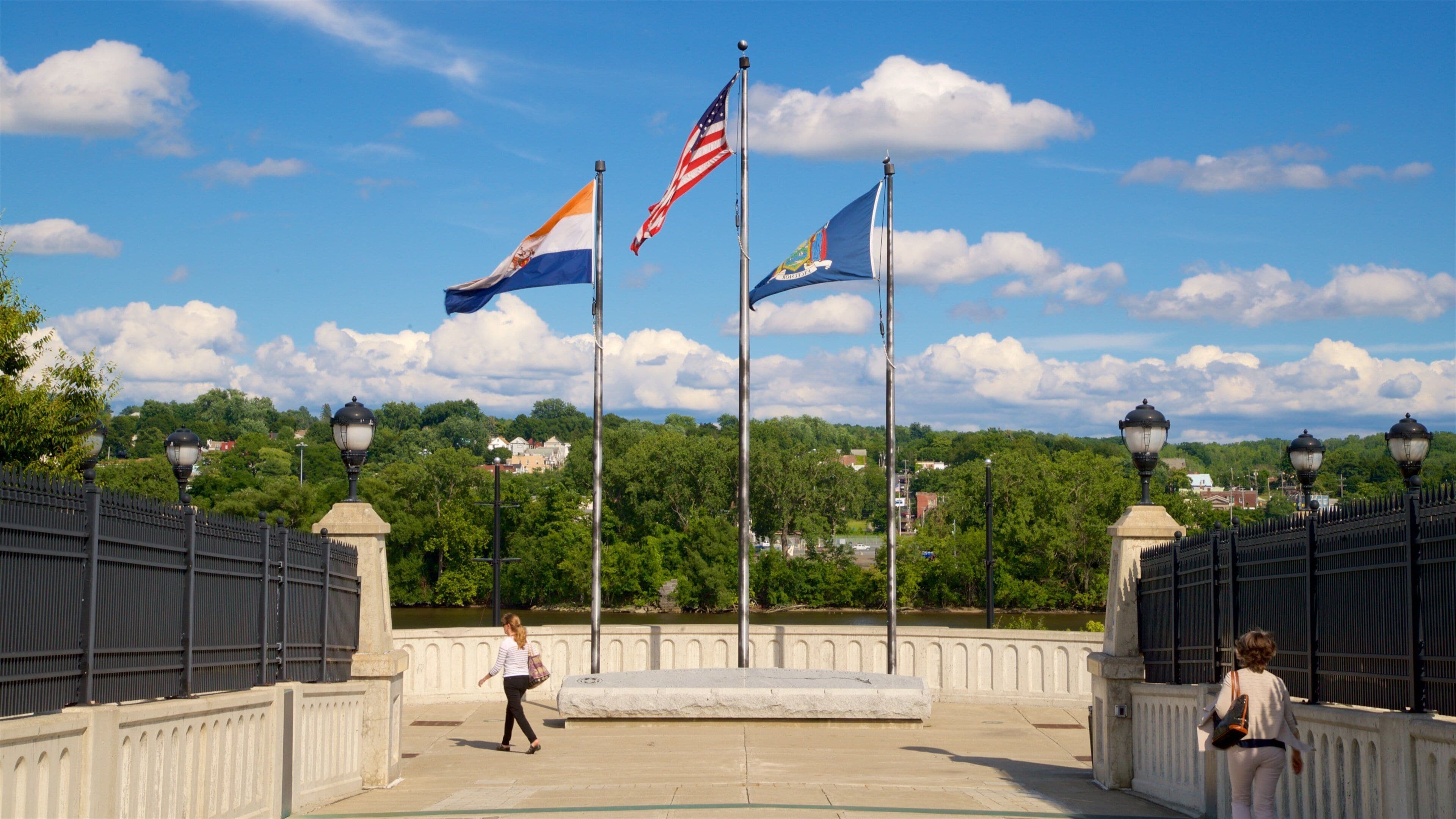 Hudson River Way showing views