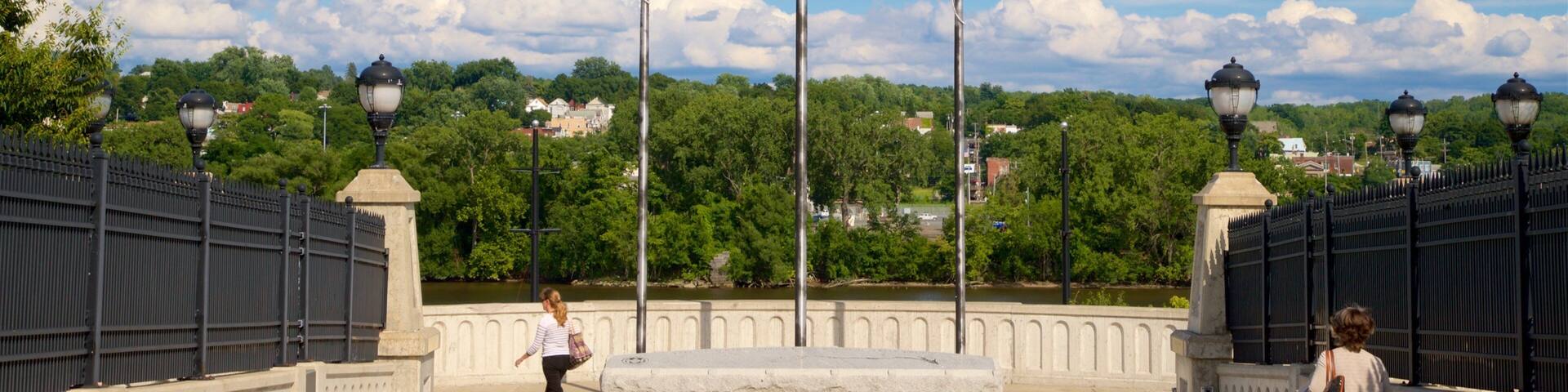Hudson River Way showing views
