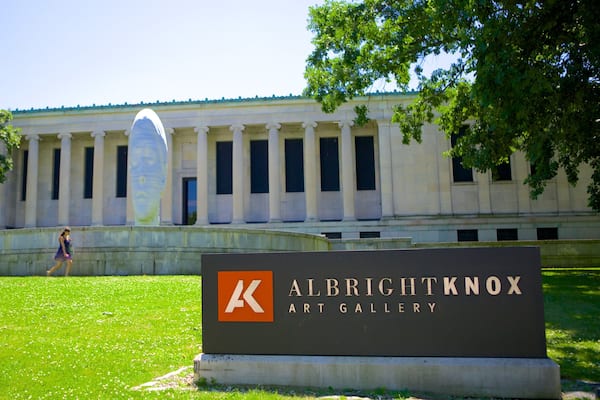 Albright - Knox Art Gallery mit einem Park, Kunst und Beschilderung