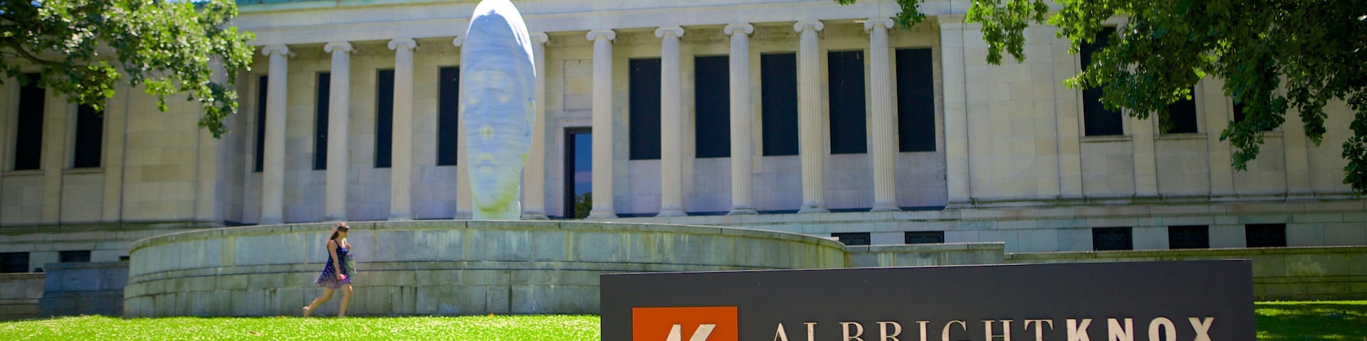 Albright-Knox Art Gallery ofreciendo señalización, jardín y arte