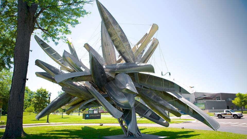 Eine große, metallische Skulptur mit mehreren Ebenen in einem Park.