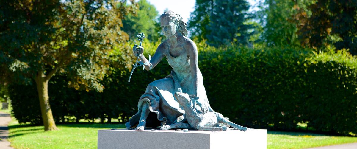 森林草地公墓 呈现出 雕像或雕塑