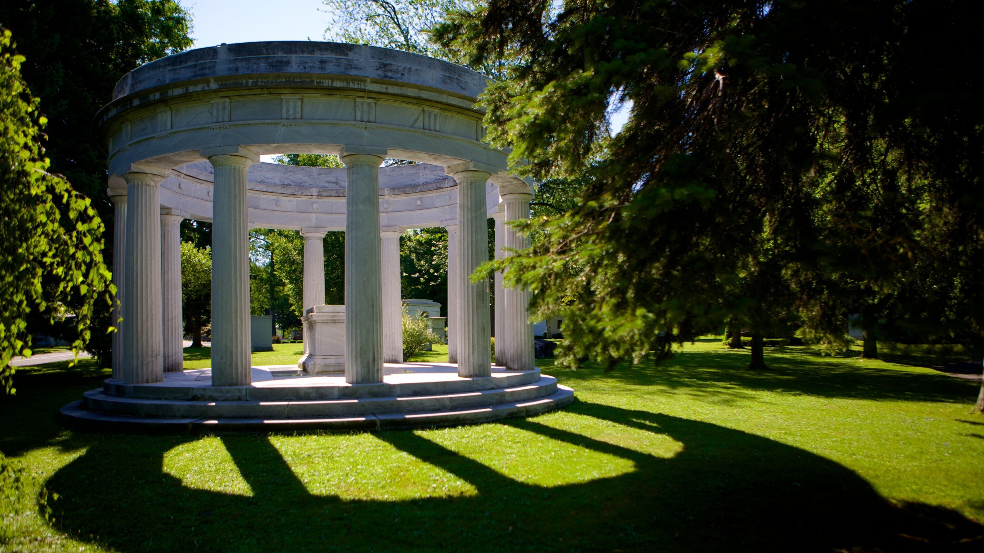 Forest Lawn Cemetery showing a cemetery and heritage elements
